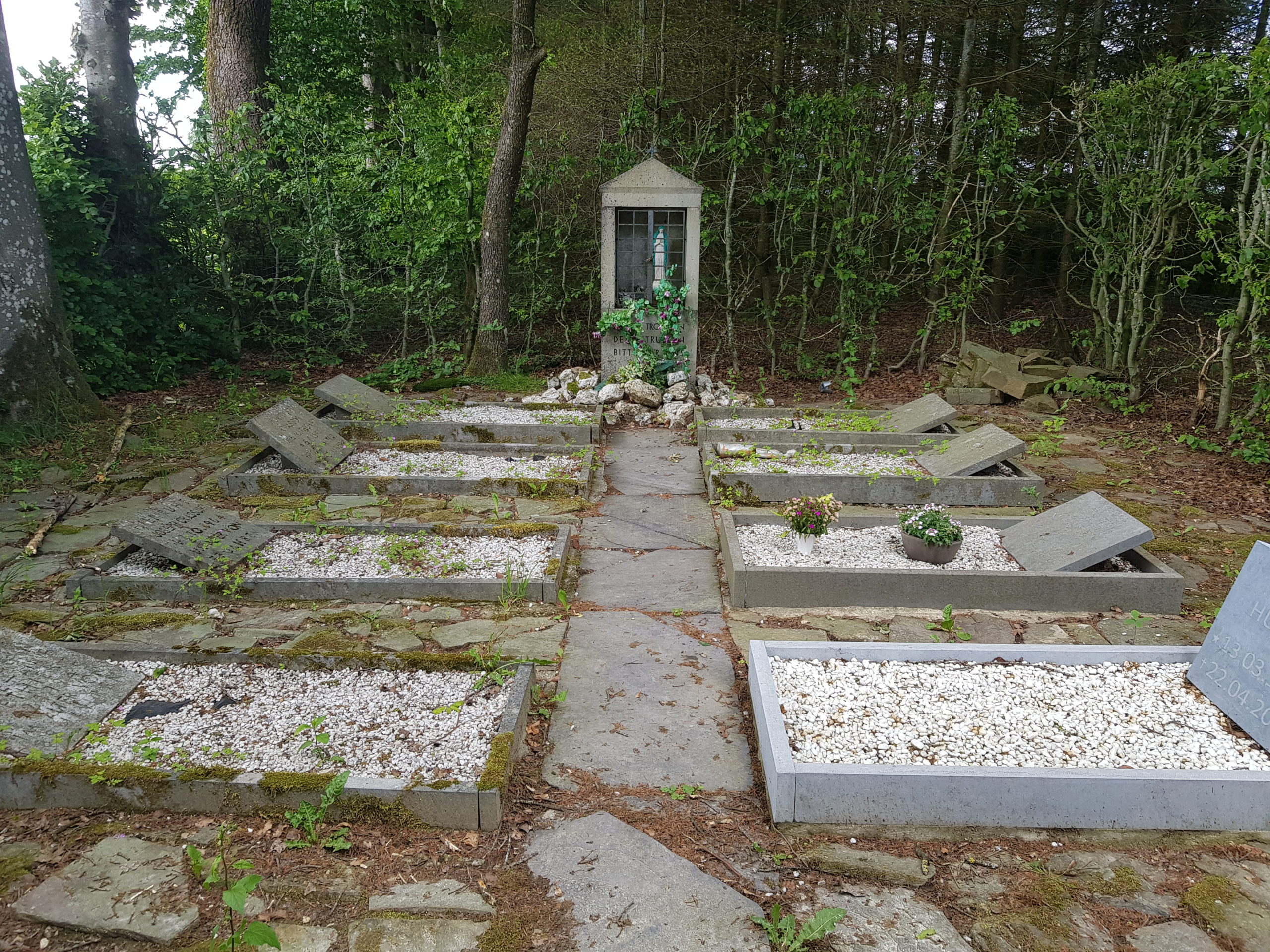 Cimetière de Stefanhof - Endroit insolite à Amblève, en Belgique