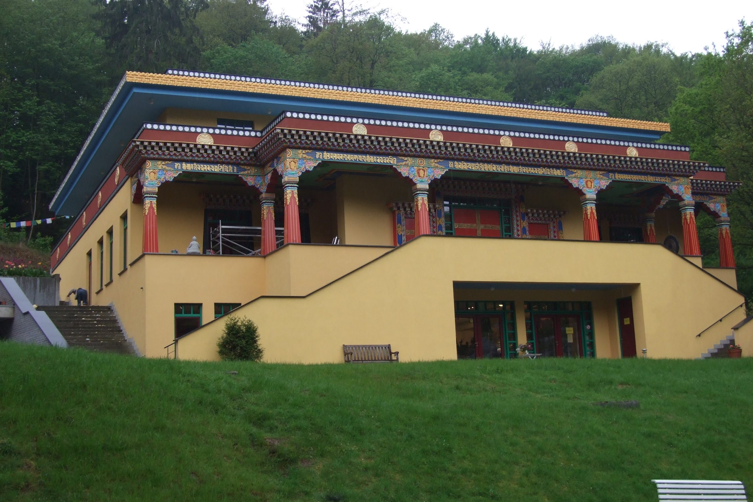 Institut tibétain Yeunten Ling - Endroit insolite à Huy, en Belgique