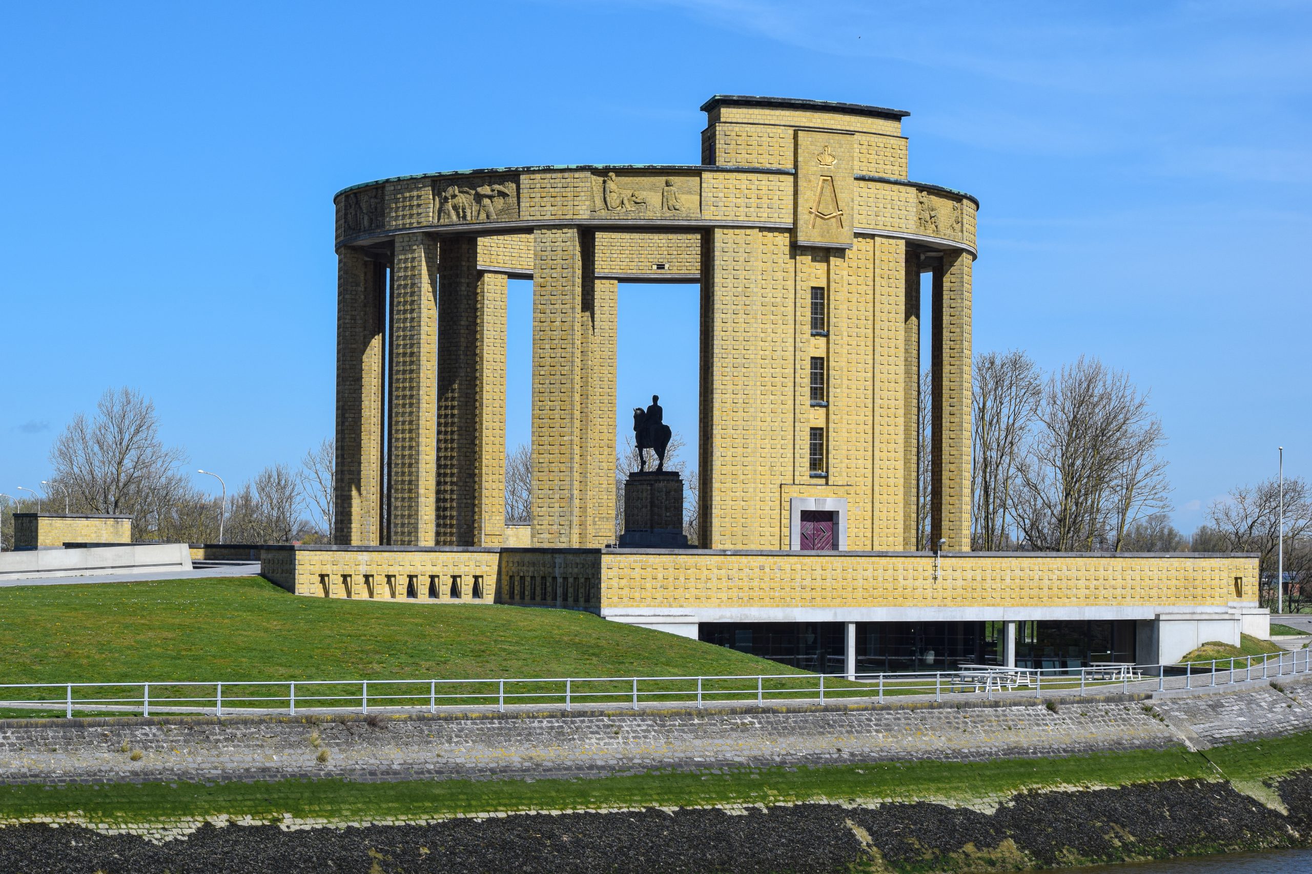 Monument au Roi Albert Ier - Endroit insolite à Nieuport, en Belgique