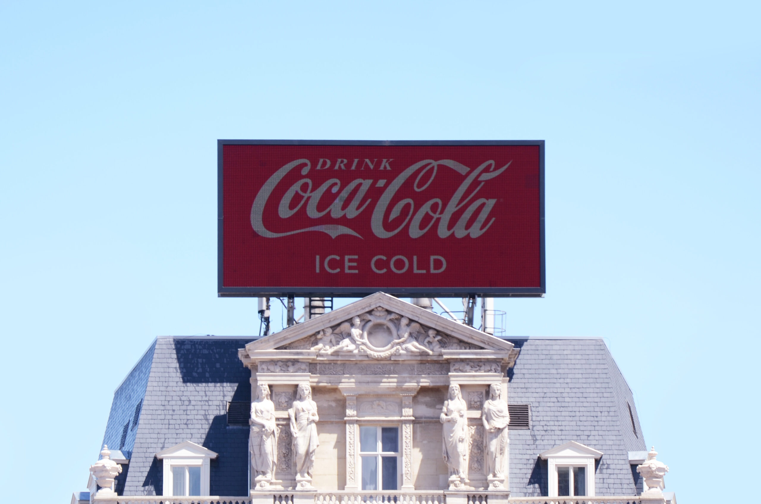 Le panneau Coca-Cola retiré de l’emblématique Hôtel Continental de Bruxelles