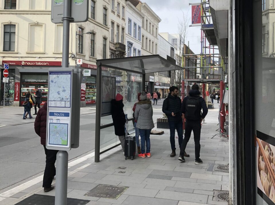 Pourquoi les arrêts de bus Bruxellois sont-ils construits à l’envers ?