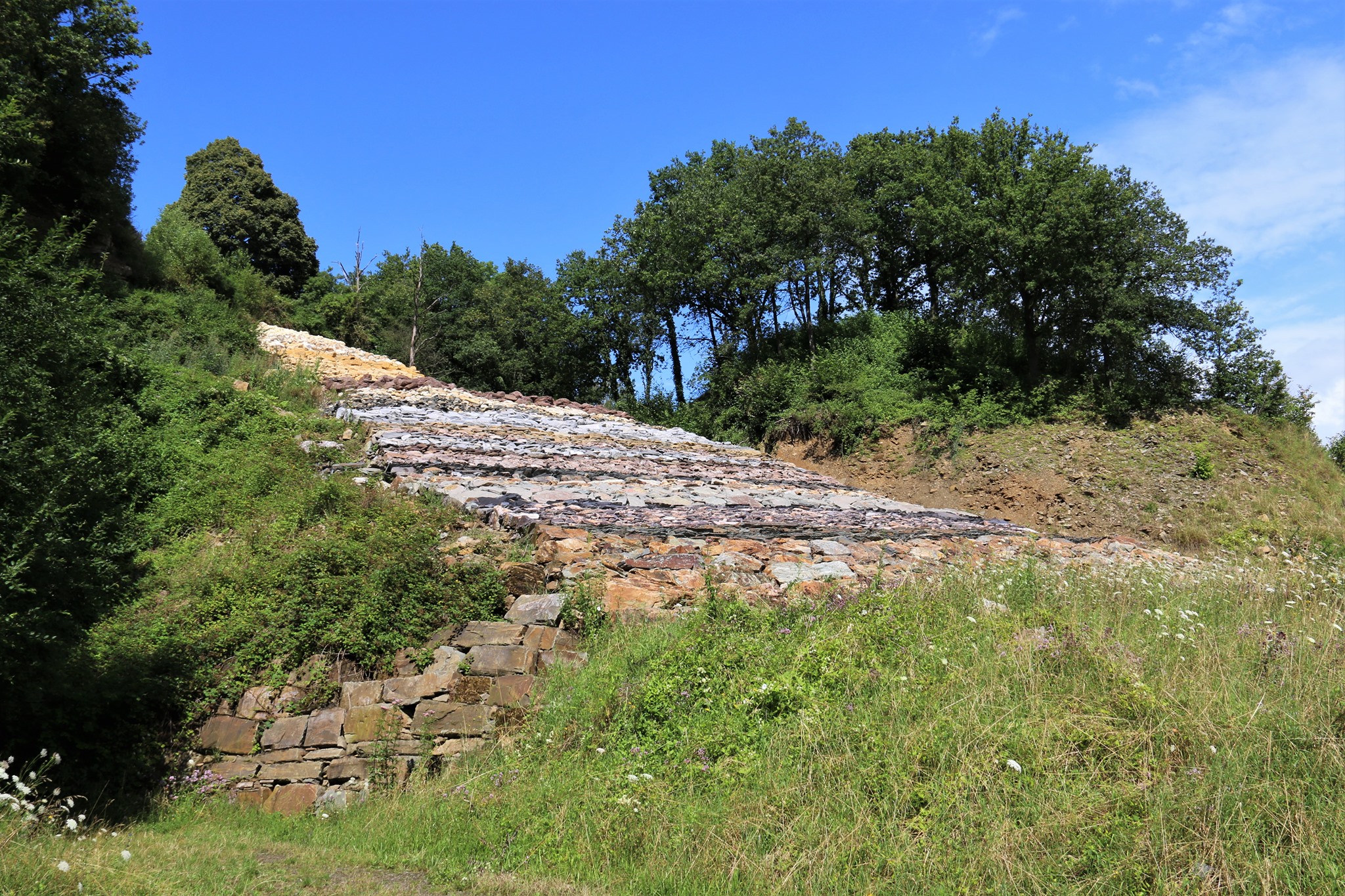 Mur géologique de Géromont - Endroit insolite à Comblain-au-Pont, en Belgique