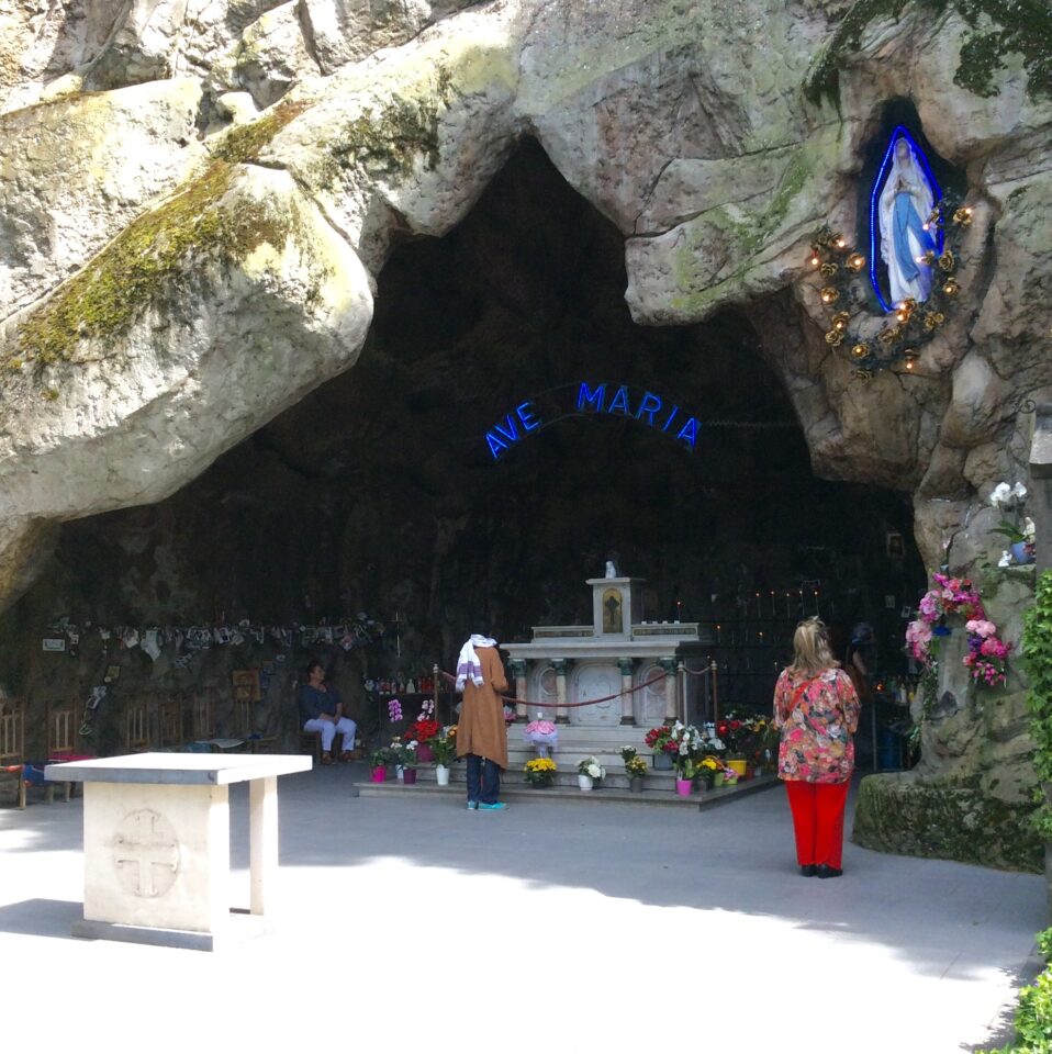 Grotte Notre-Dame de Lourdes - Endroit insolite à Jette, en Belgique