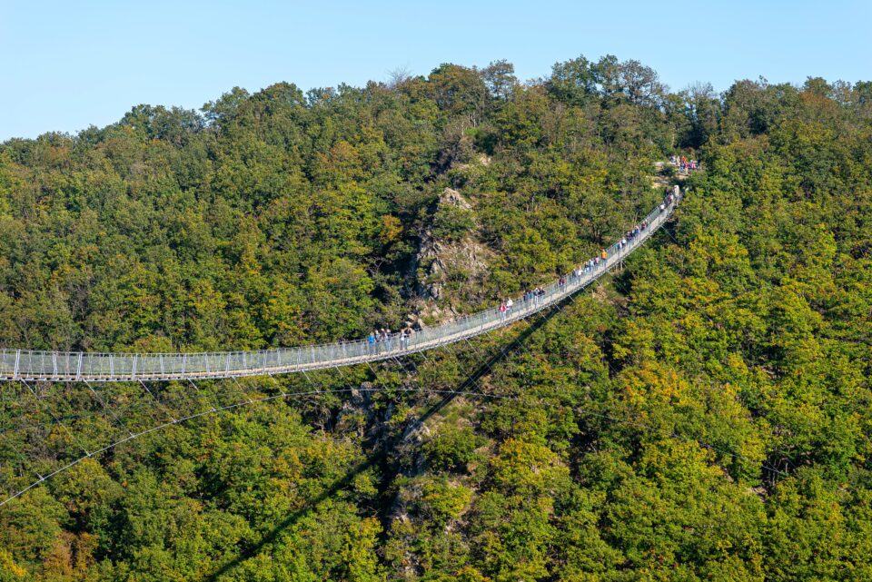 Nouvelle attraction en Wallonie, une passerelle himalayenne pour un frisson garanti