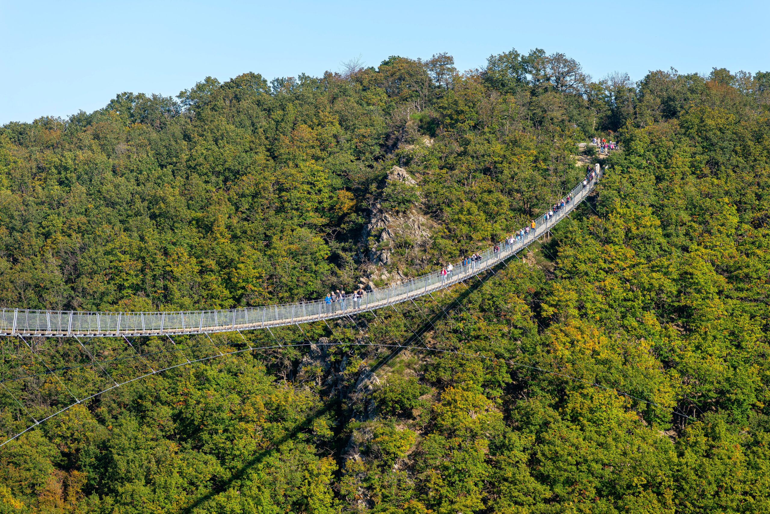 Nouvelle attraction en Wallonie, une passerelle himalayenne pour un frisson garanti