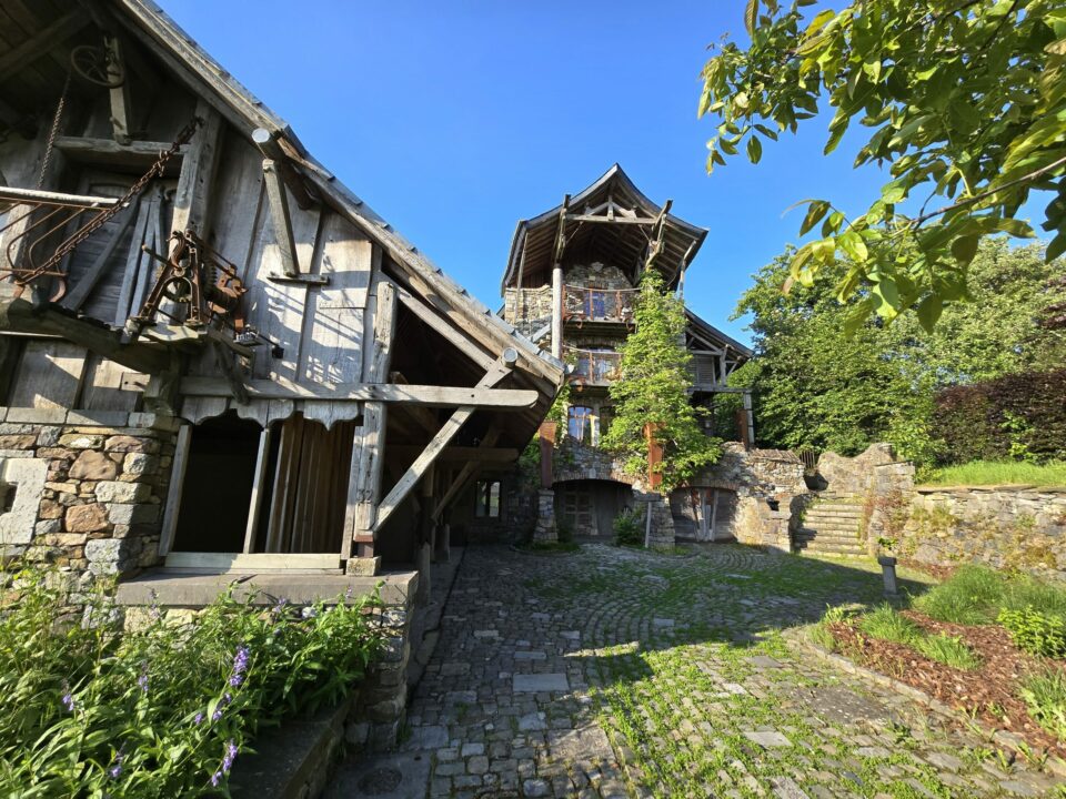 La Maison de Hary Cot - Endroit insolite à Wéris, en Belgique