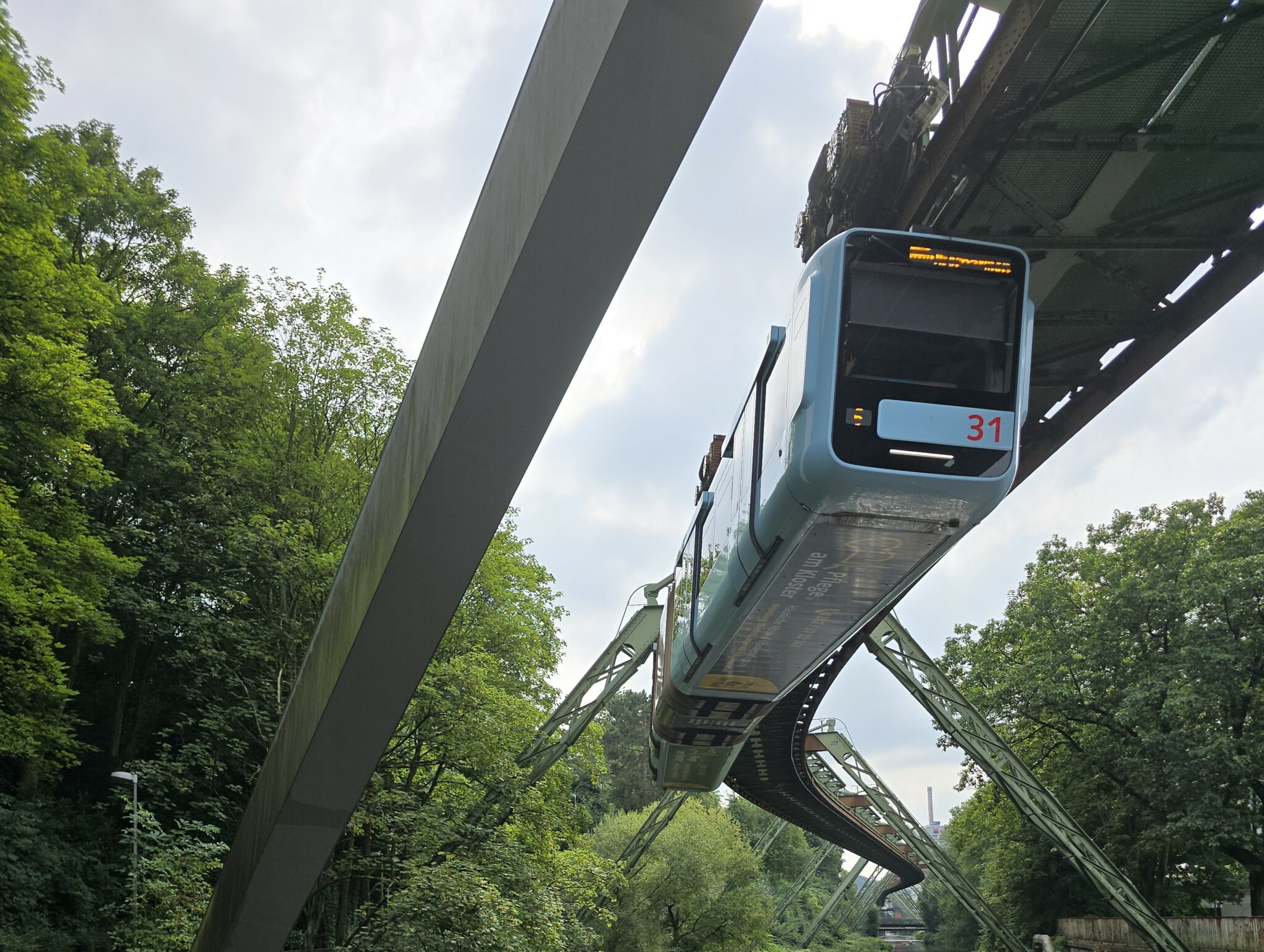 Découvrez la Wuppertal Schwebebahn, un moyen de transport unique, historique et insolite
