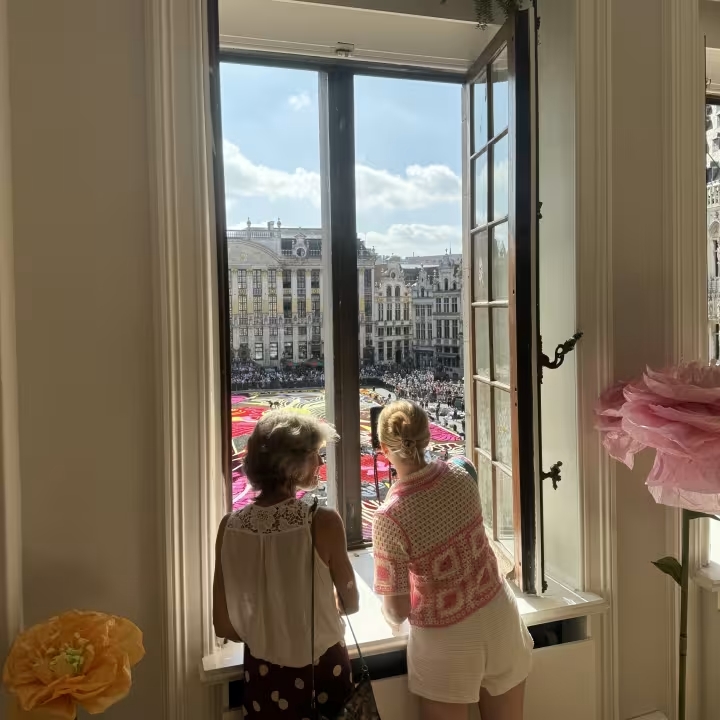 Tapis de&nbsp;Fleurs de&nbsp;Bruxelles 2026, comment vivre l’expérience VIP sur la&nbsp;Grand-Place (loin de&nbsp;la&nbsp;foule)