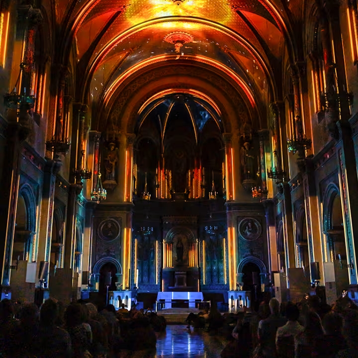 Genesis à&nbsp;Bruxelles, un&nbsp;spectacle de&nbsp;lumière à&nbsp;couper le&nbsp;souffle dans une&nbsp;église du&nbsp;Sablon