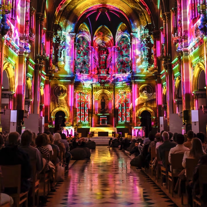 Genesis à&nbsp;Bruxelles, un&nbsp;spectacle de&nbsp;lumière à&nbsp;couper le&nbsp;souffle dans une&nbsp;église du&nbsp;Sablon