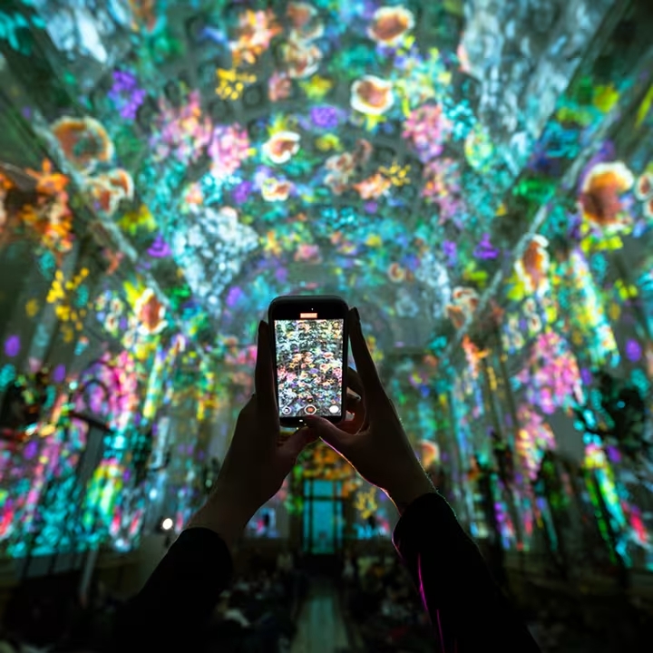 Genesis à&nbsp;Bruxelles, un&nbsp;spectacle de&nbsp;lumière à&nbsp;couper le&nbsp;souffle dans une&nbsp;église du&nbsp;Sablon