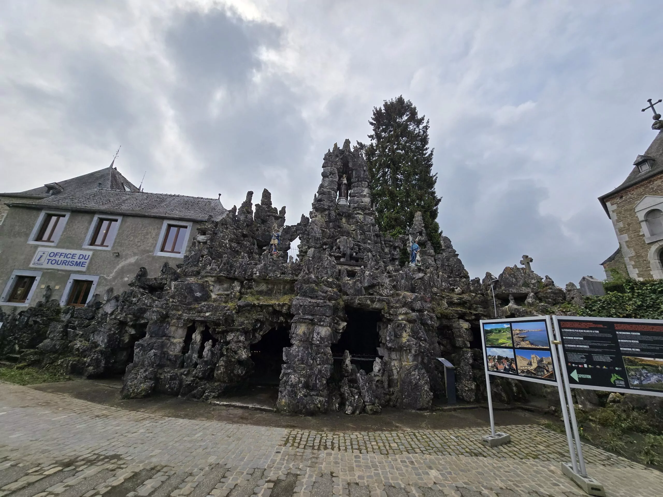 Grotte Saint-Antoine de Padoue - Endroit insolite à Crupet, en Belgique