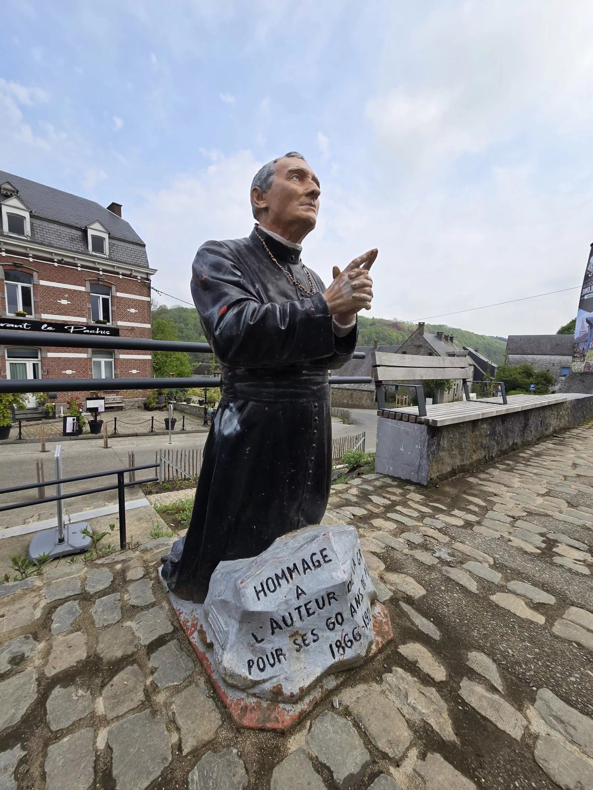 Grotte Saint-Antoine de Padoue - Endroit insolite à Crupet, en Belgique