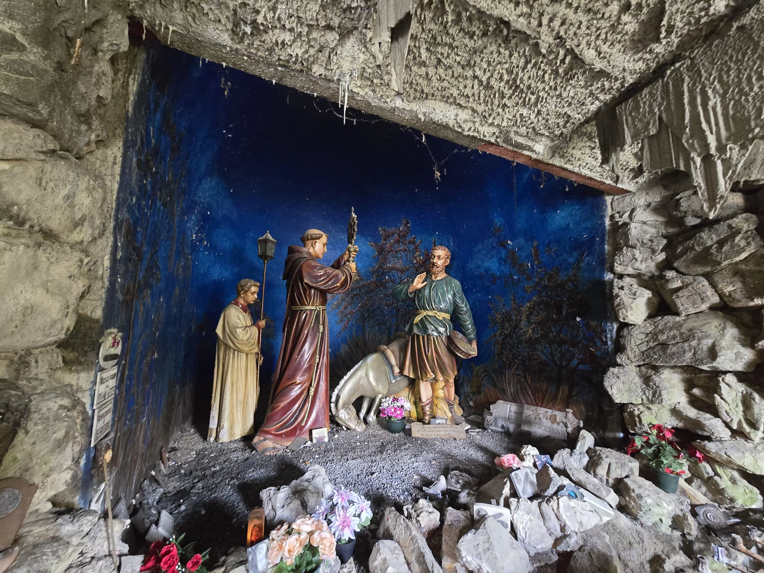 Grotte Saint-Antoine de Padoue - Endroit insolite à Crupet, en Belgique