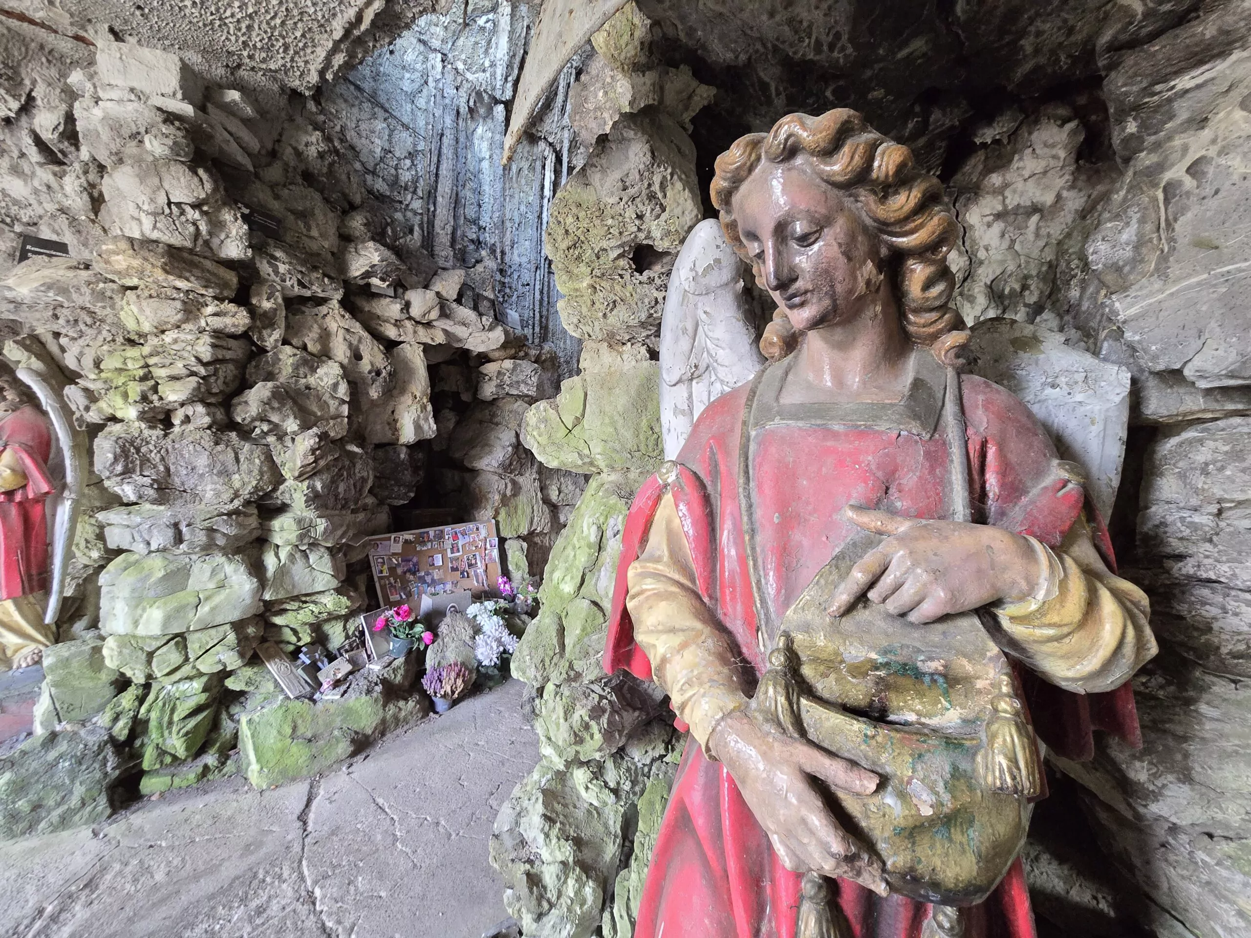 Grotte Saint-Antoine de Padoue - Endroit insolite à Crupet, en Belgique