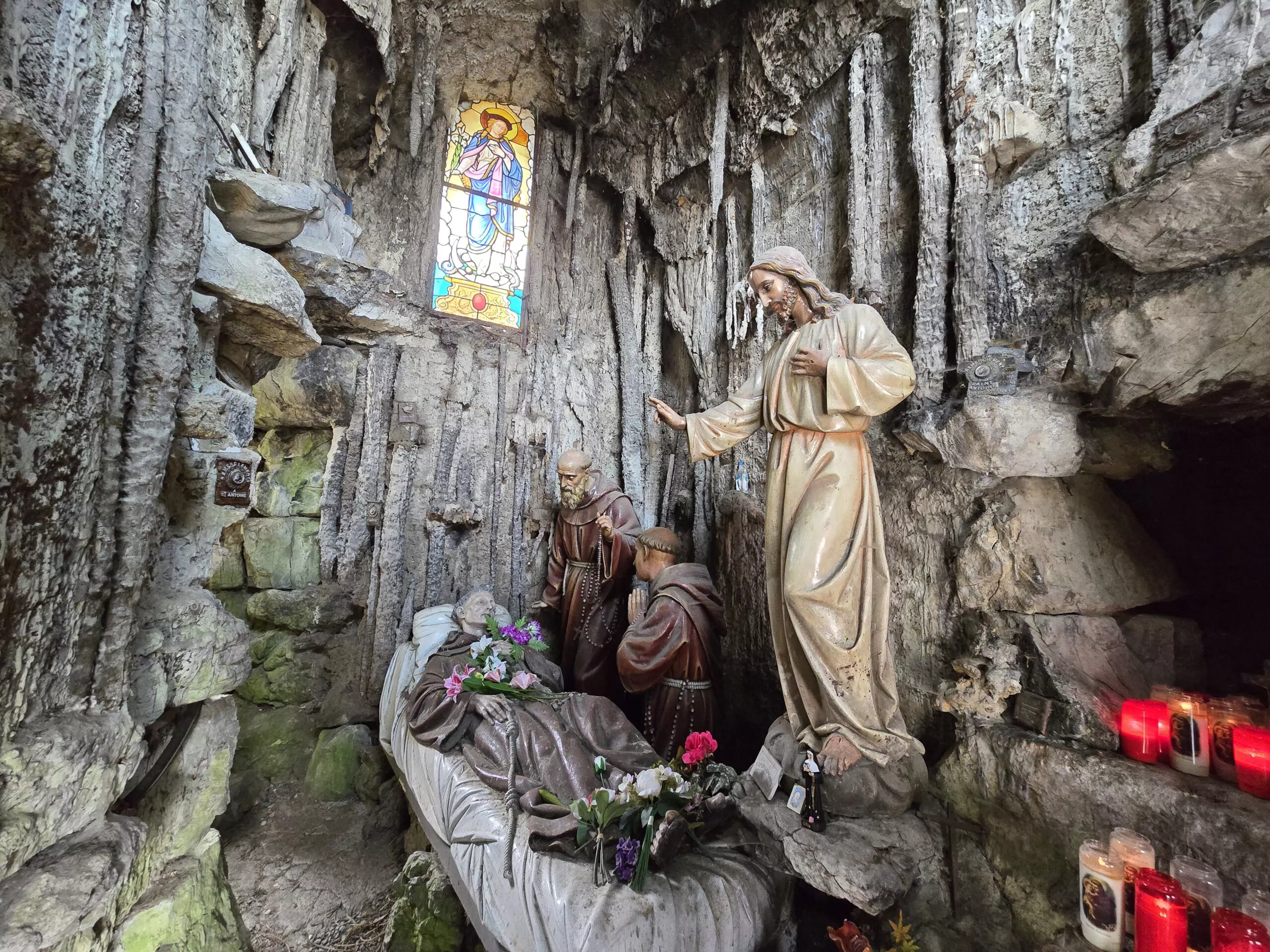 Grotte Saint-Antoine de Padoue - Endroit insolite à Crupet, en Belgique