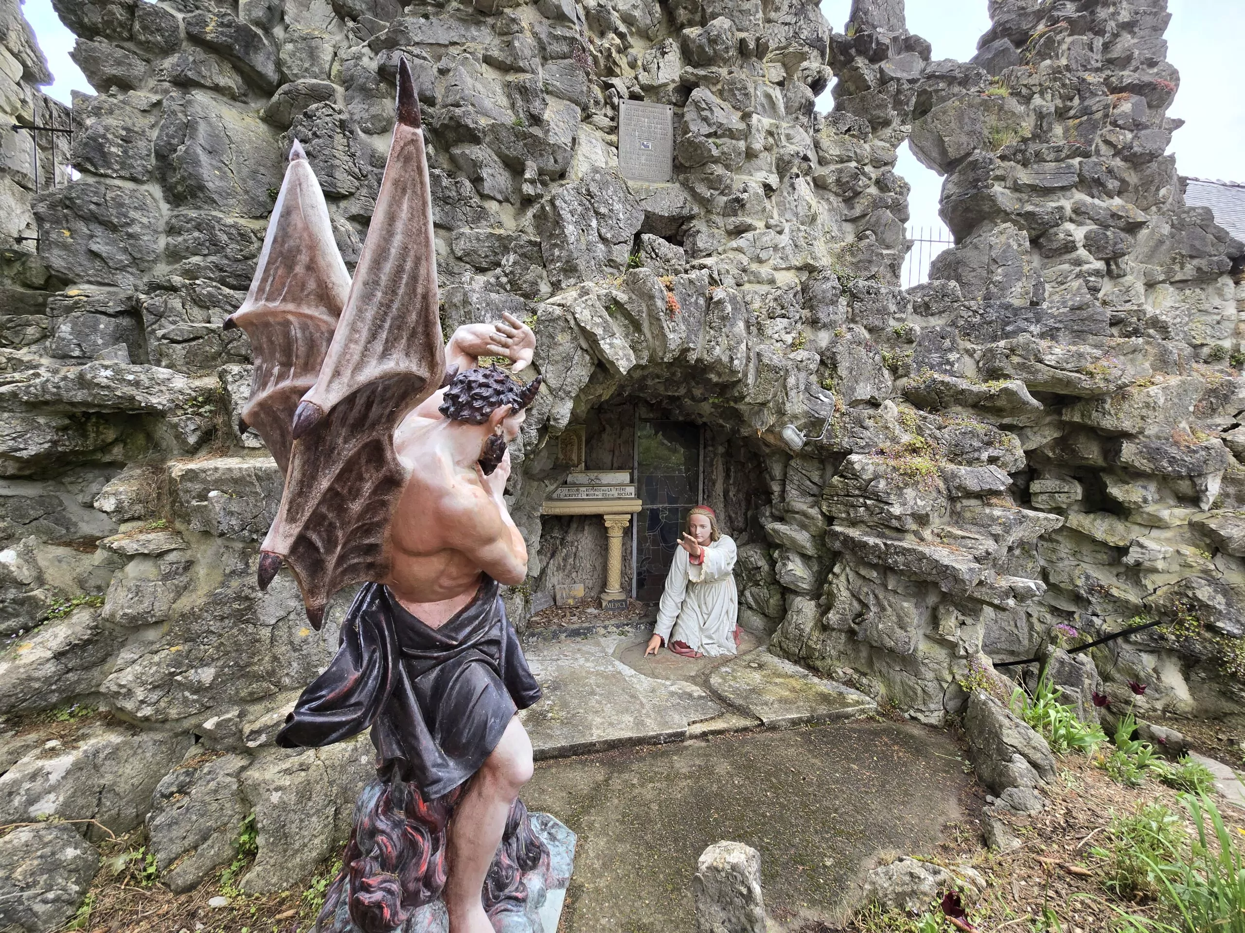 Grotte Saint-Antoine de Padoue - Endroit insolite à Crupet, en Belgique