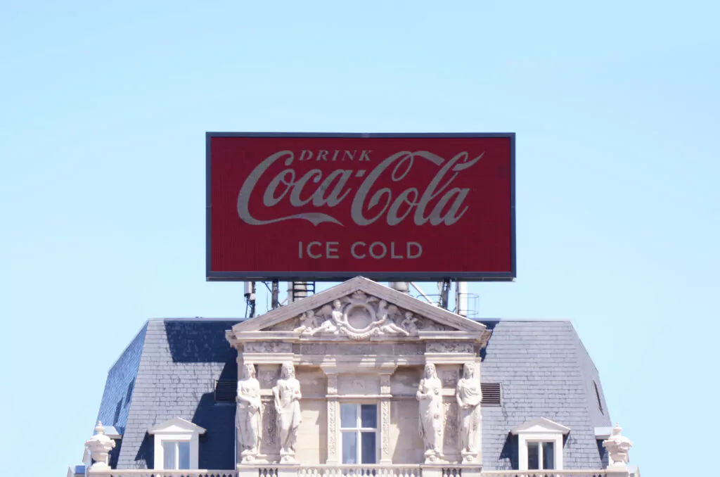 Le panneau Coca-Cola retiré de l’emblématique Hôtel Continental de Bruxelles