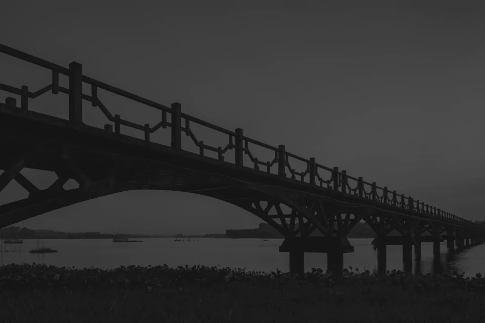 Pont de claies éphémère - Endroit insolite à Laforêt, en Belgique