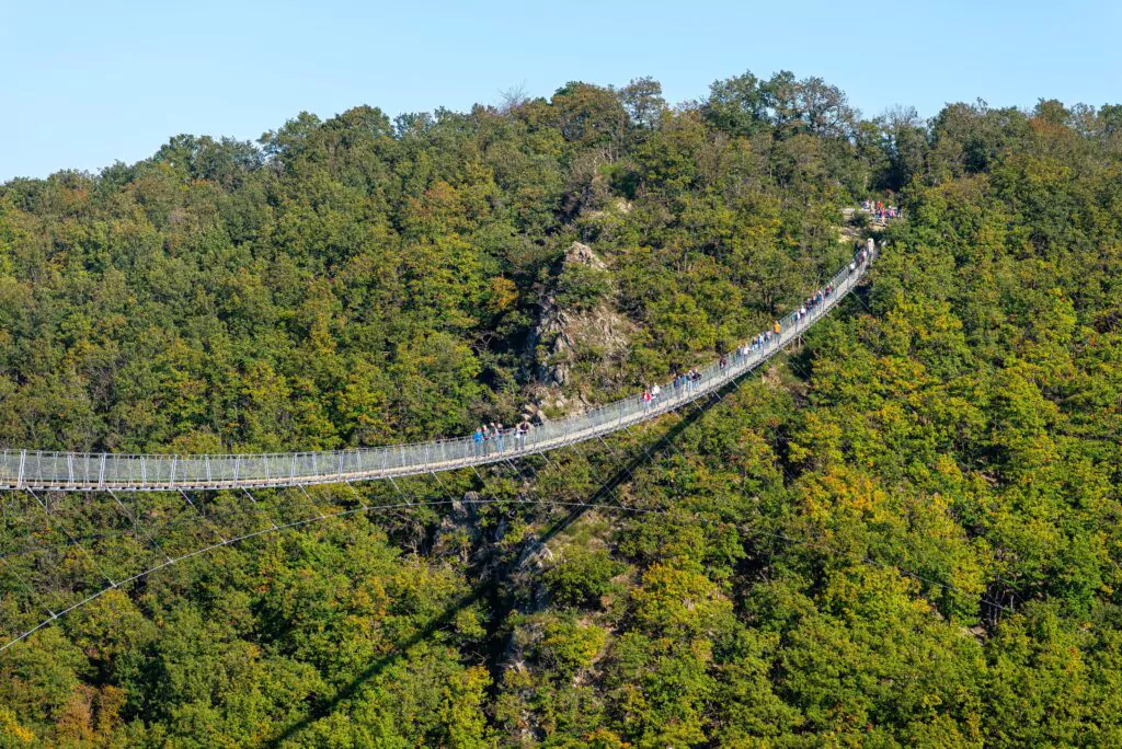 Nouvelle attraction en Wallonie, une passerelle himalayenne pour un frisson garanti