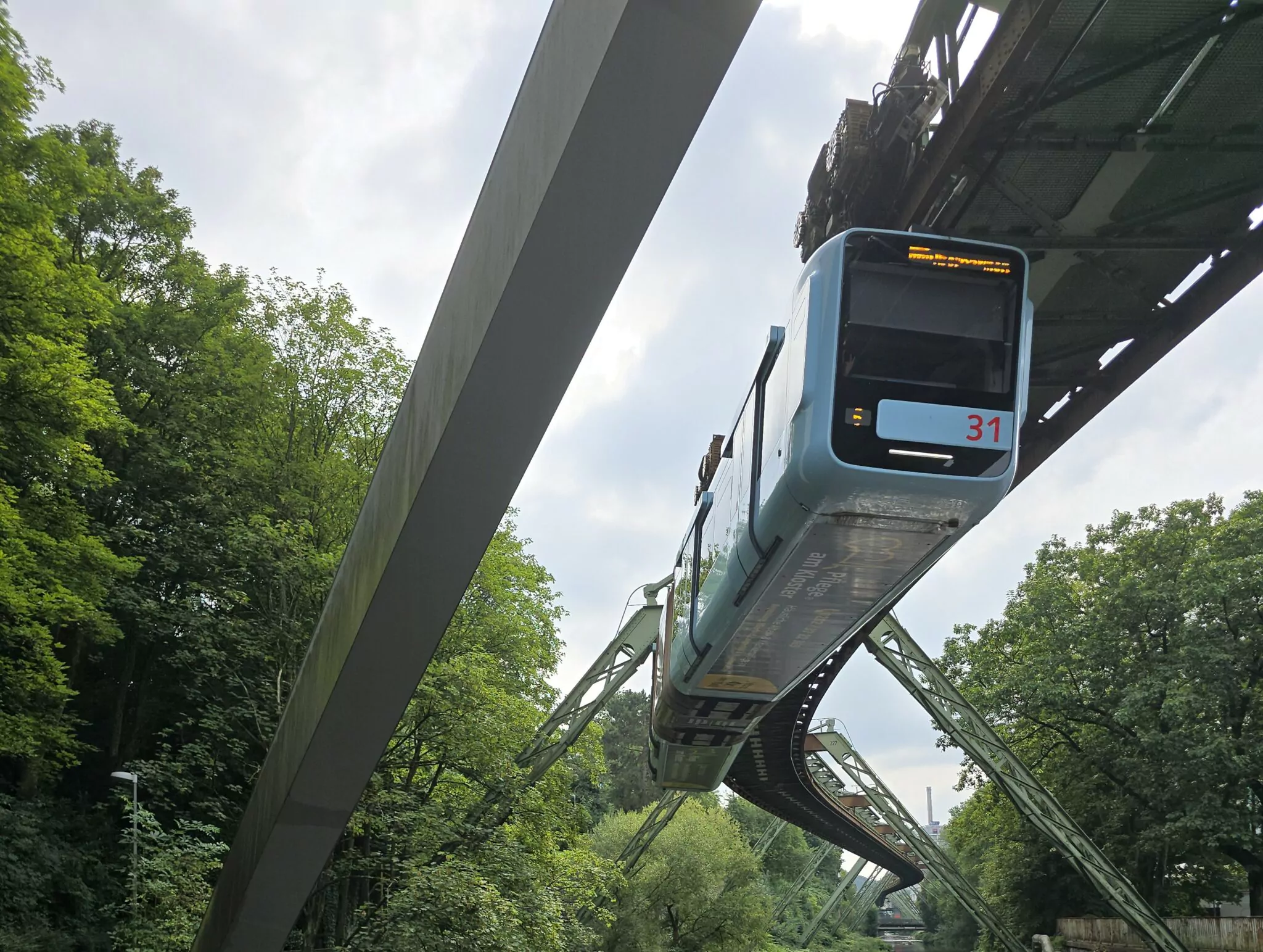 Découvrez la Wuppertal Schwebebahn, un moyen de transport unique, historique et insolite