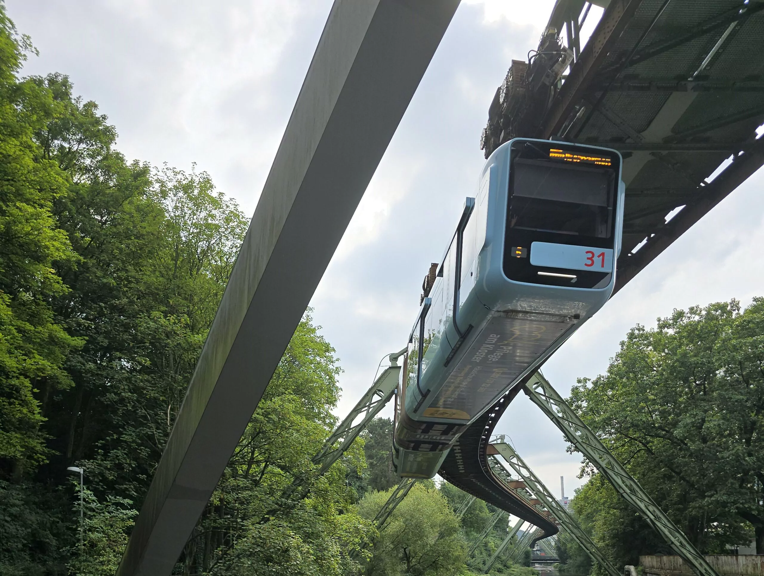 Découvrez la Wuppertal Schwebebahn, un moyen de transport unique, historique et insolite