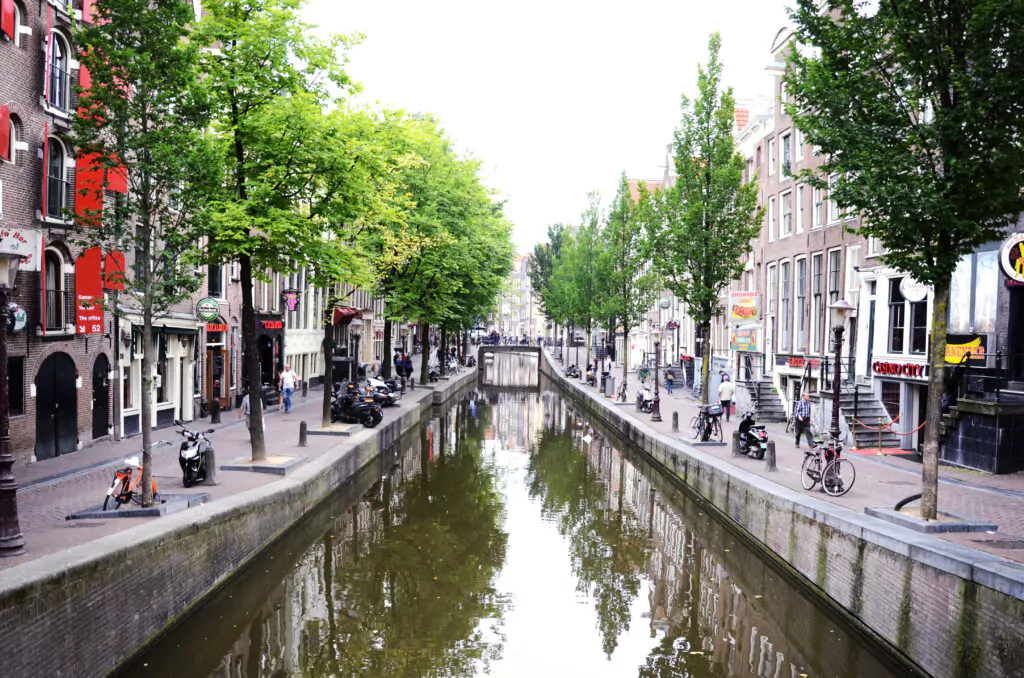 Découvrez Pays-Bas Insolite, la suite logique de Belgique Insolite